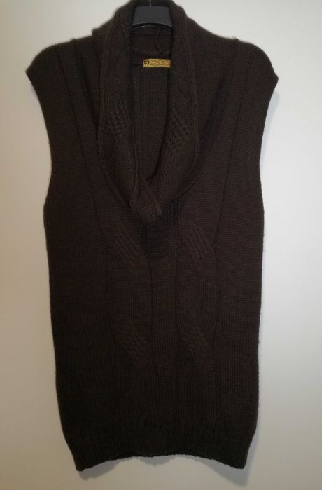 Vestido de malha castanho, da Stato Play (fabricado em Portugal)