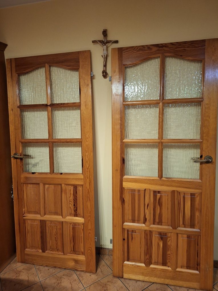 Drzwi drewniane z szybkami. 2 sztuki.
