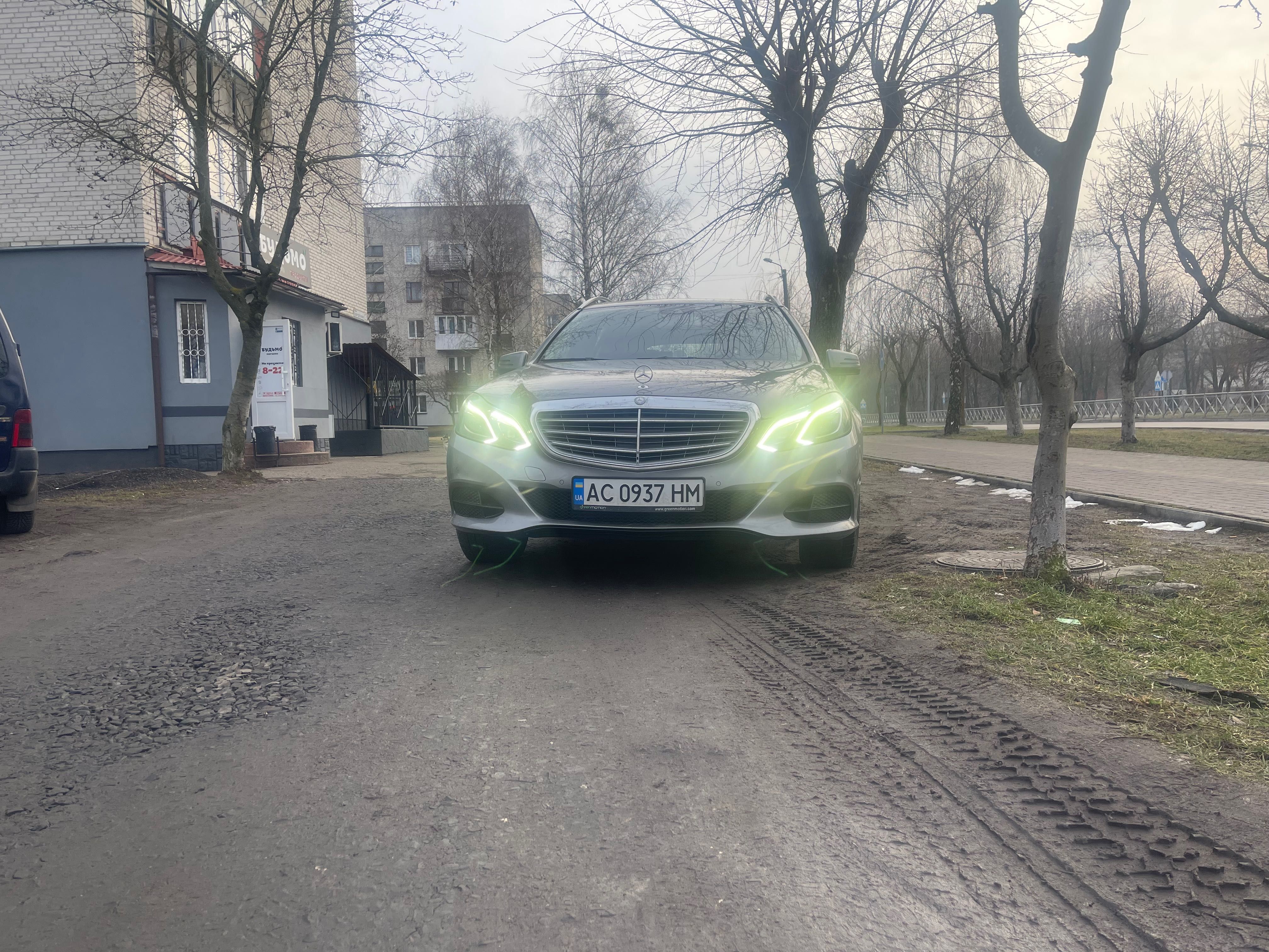 Легковий автомобіль Mercedes E200