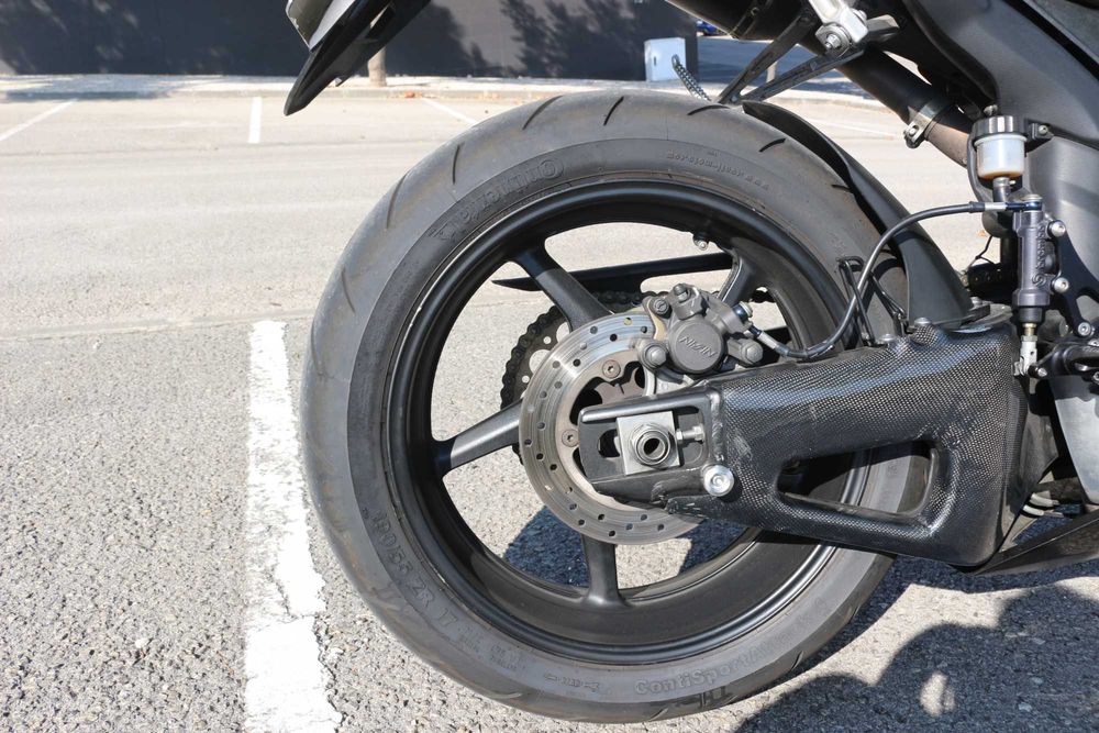 Yamaha R1 2008: A Lenda da Pista na Tua Garagem!