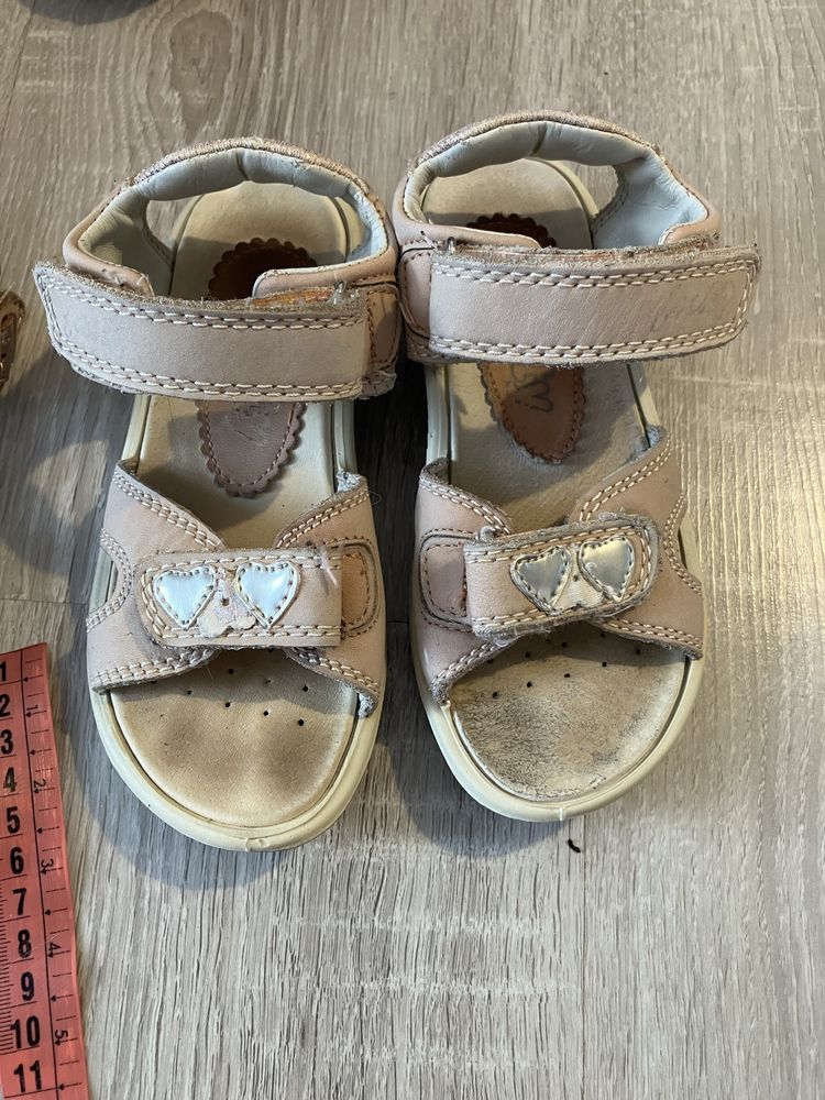 dwie pary sandałów