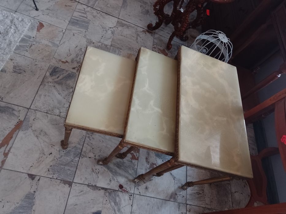 Stoliki marmurowo-mosiężne