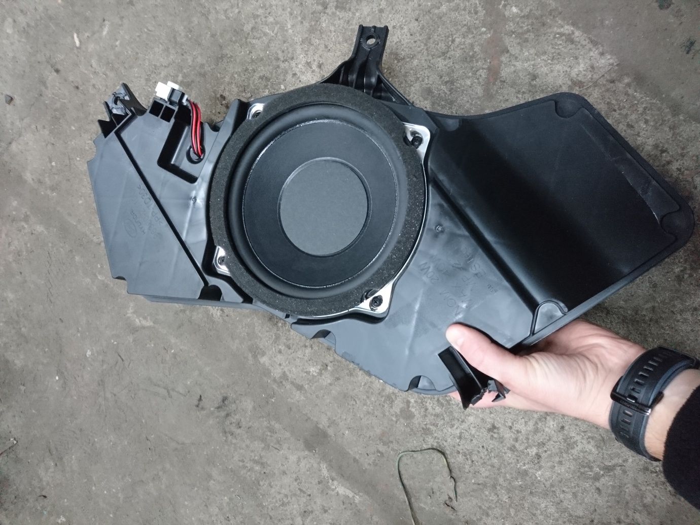 Głośnik basowy subwoofer z hyundai velostera do