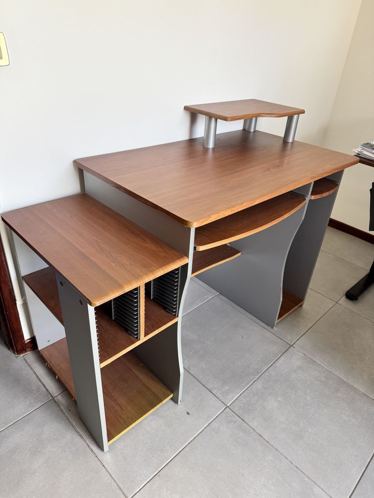Secretária com Espaço Para Computador Fixo