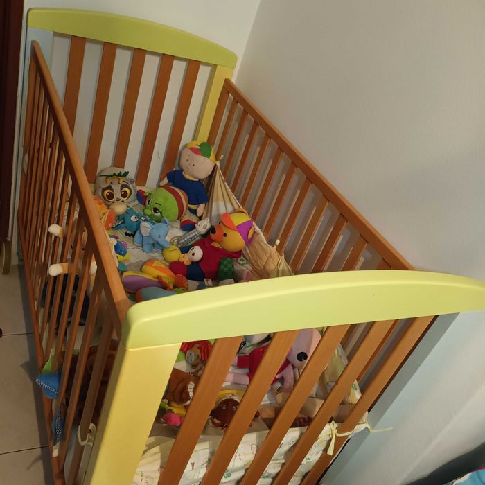 Berço,  cama de grades