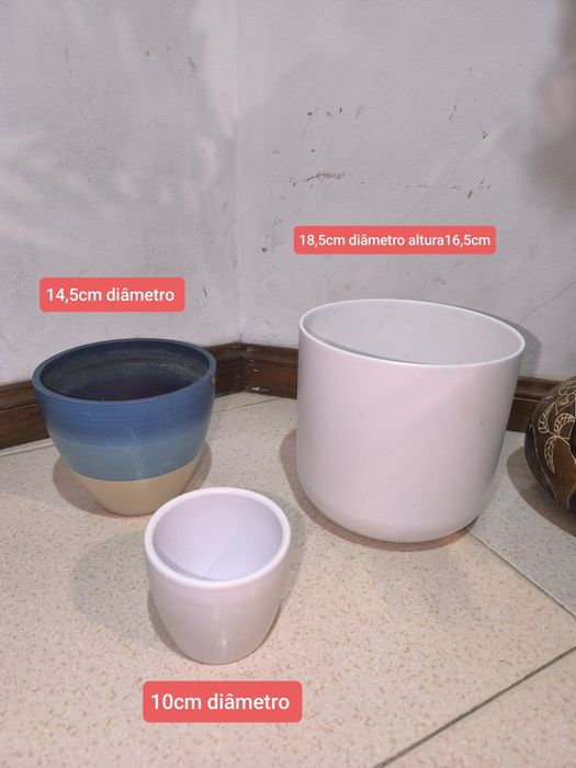 Vasos e floreiras variados