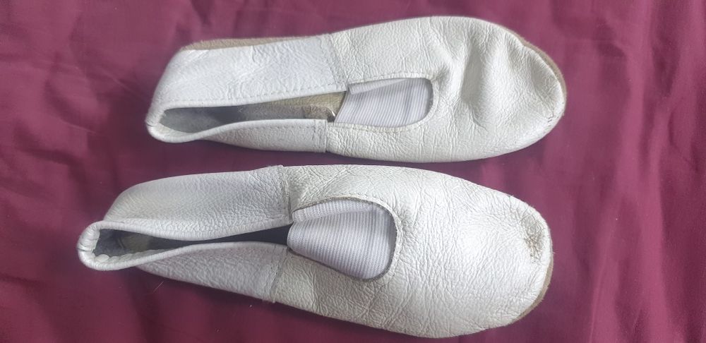 Чешки кожанные белые