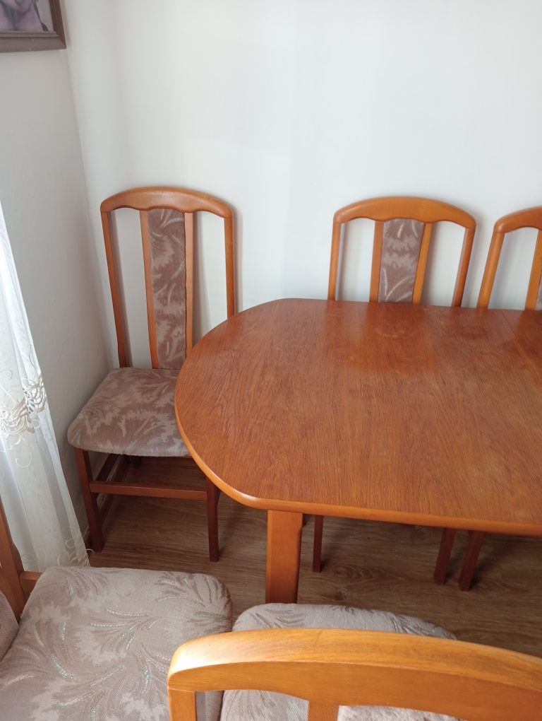 Stół z krzesłami sprzedam