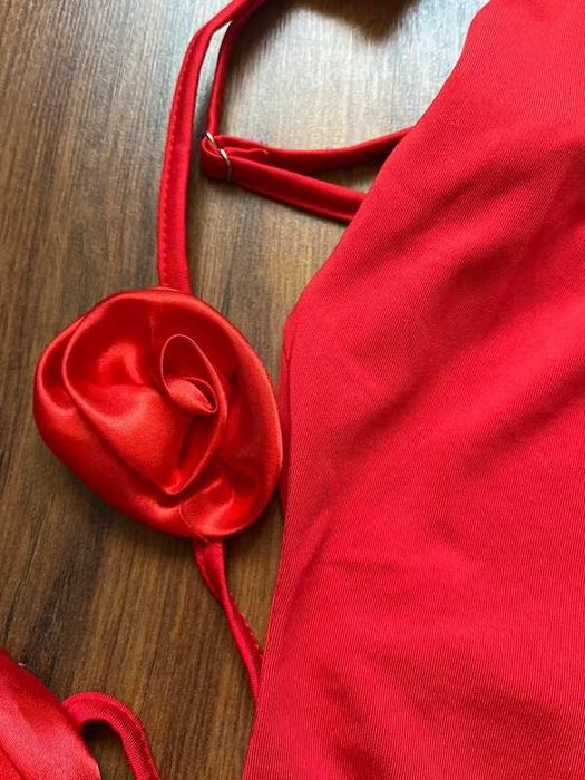 Sukienka przylegająca długa syrenka wiszące róże lato wesele wakacje