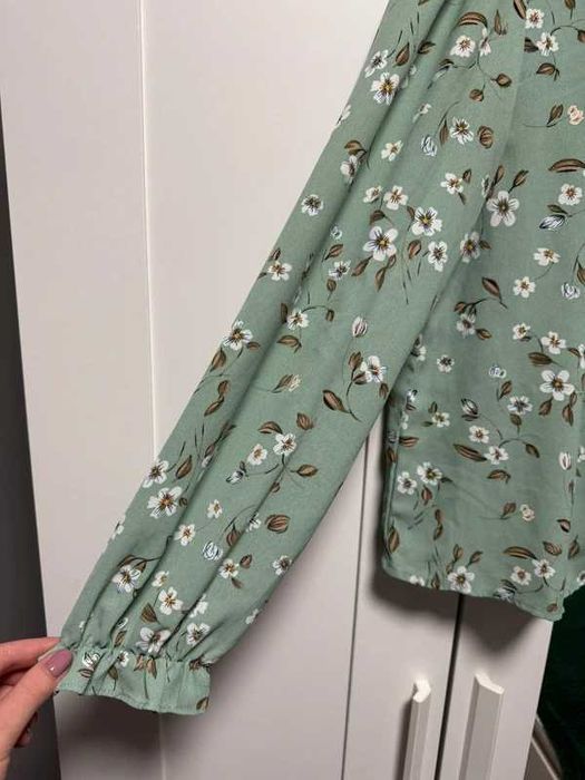 Zielona pastelowa bluzka w kwiatki