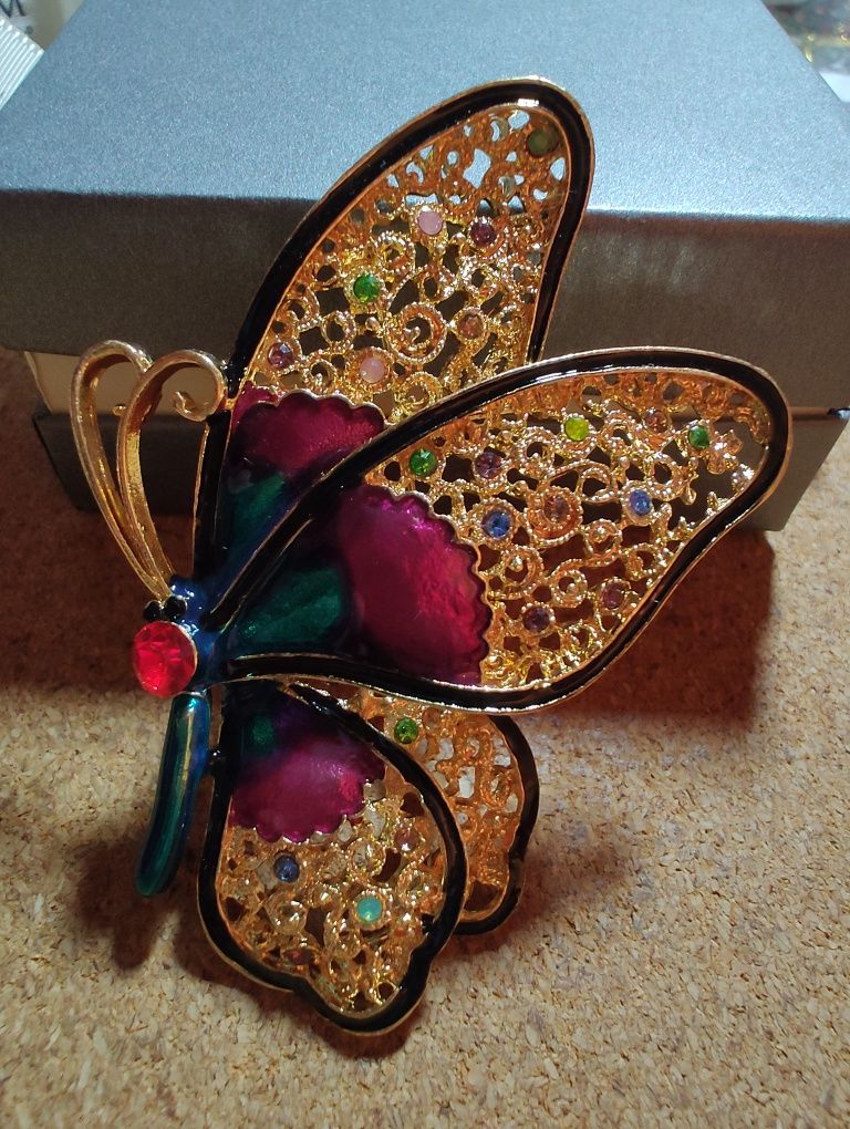 Piękna duża broszka w kształcie motyla