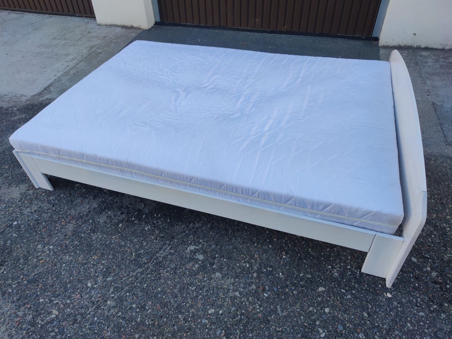 Łóżko sypialniane z materacem 140/200 cm