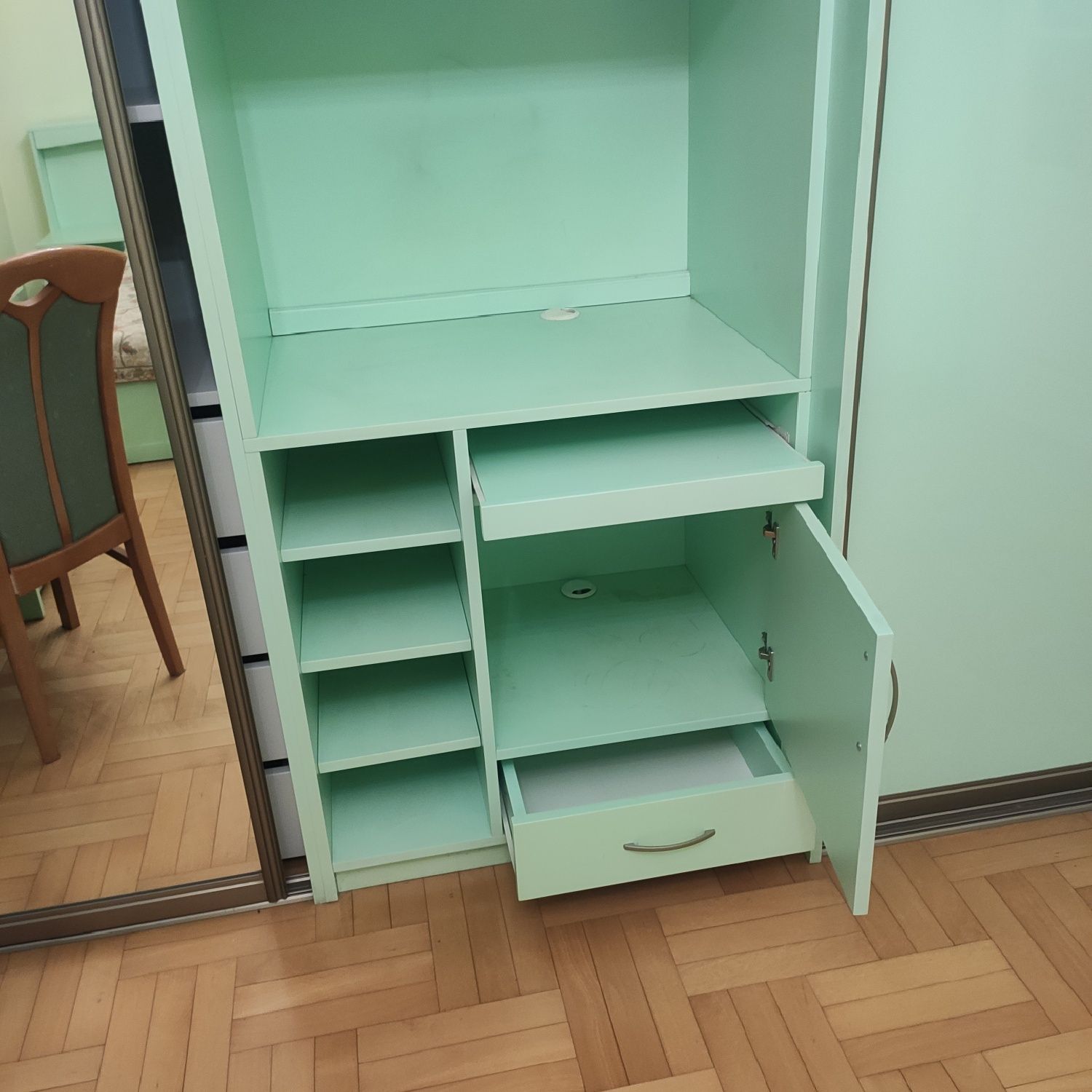 Regał z wysuwanym blatem pod komputer
