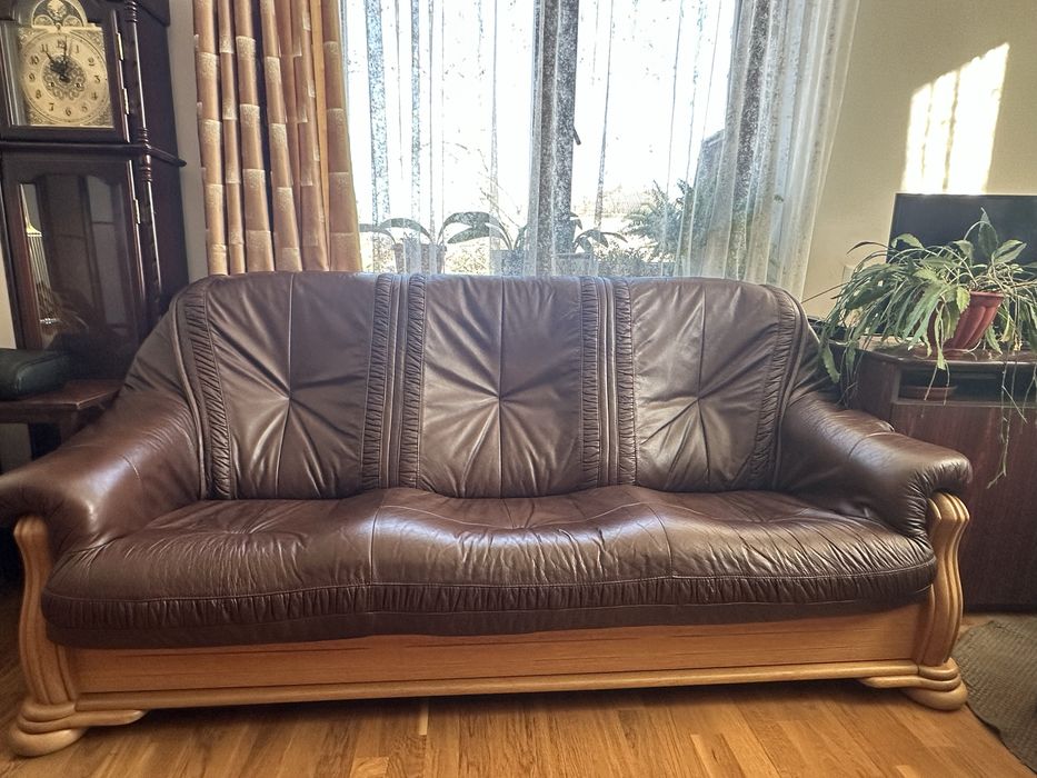 Диван і два крісла .