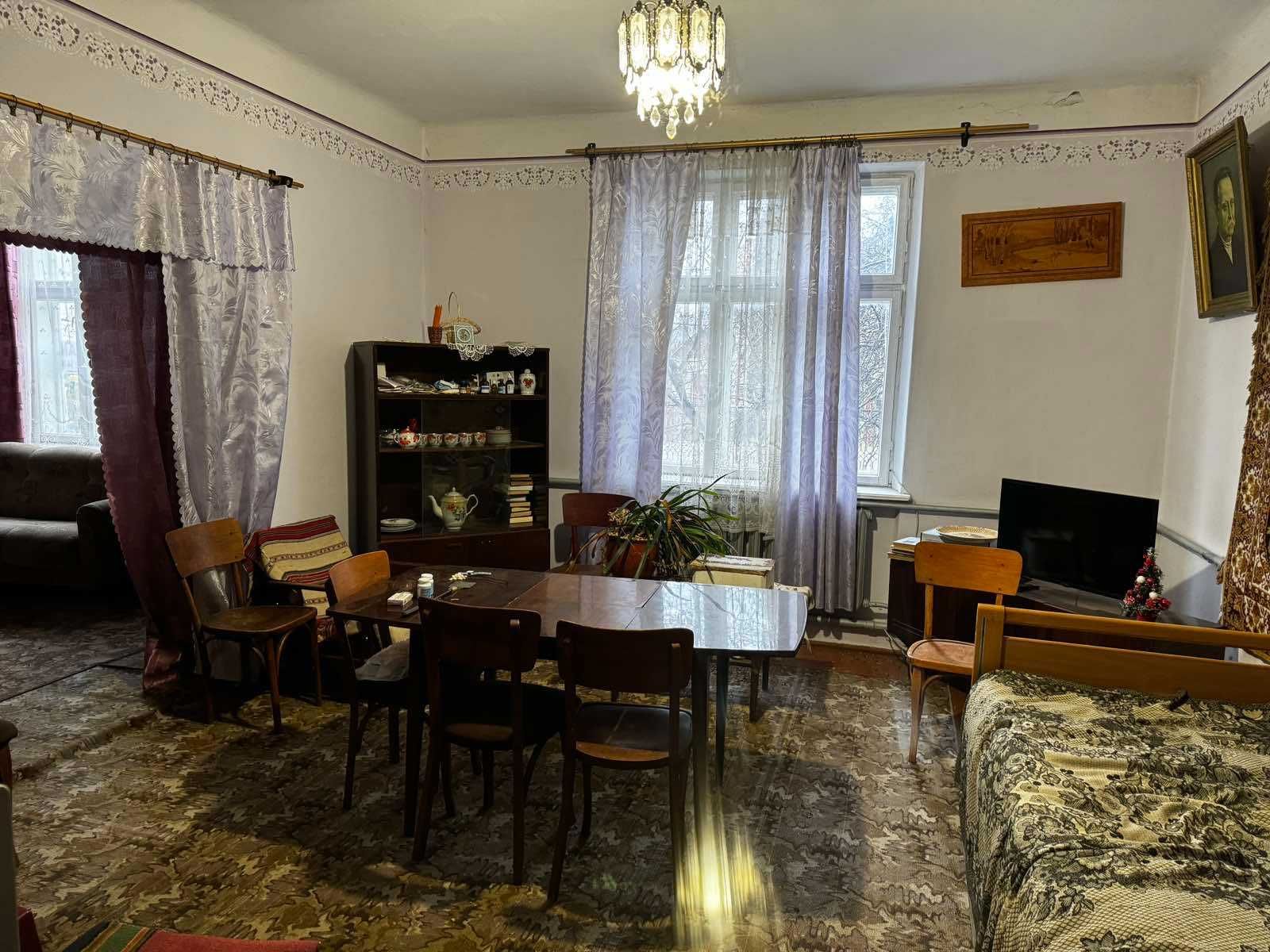 будинок з гаражем та ділянкою