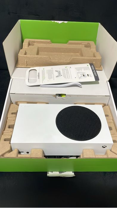 Xbox Series S — Muito bem conservado + 2 comandos + caixa original