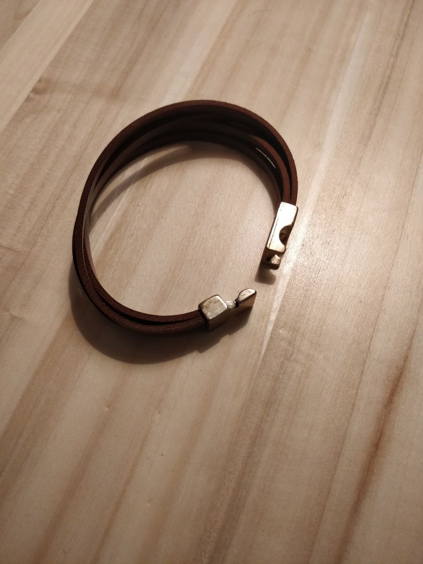 Pulseira em camel com fecho em íman