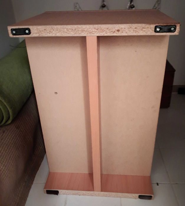 Móvel para TV, de madeira clara, com tampo superior giratório