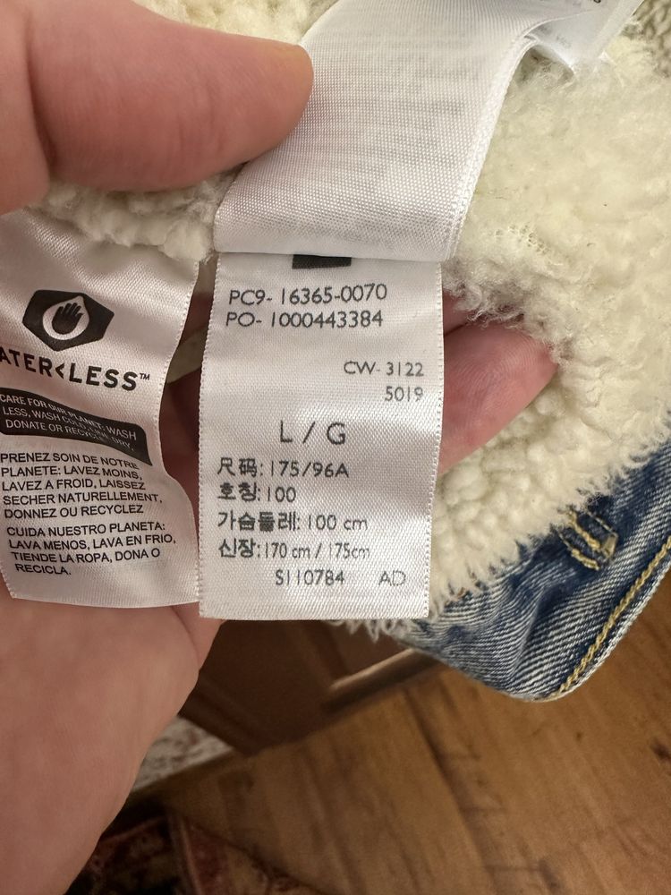 Джинсова куртка  шерпа Levis р. L