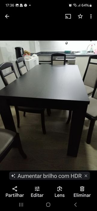 Mesa preta 6  cadeiras pretas estofos cinza