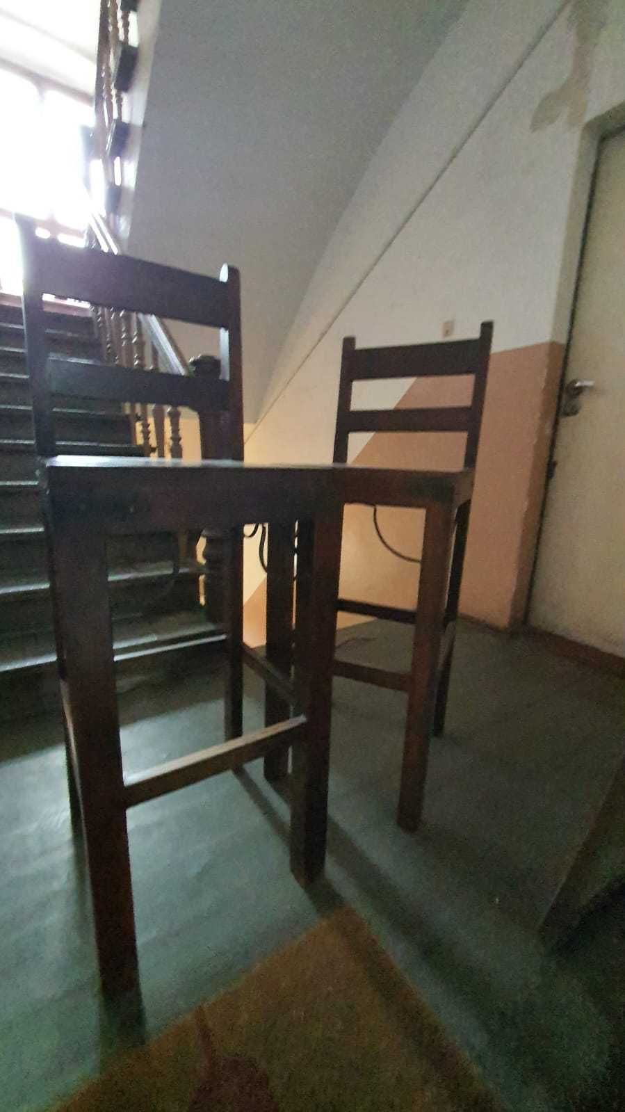 Stół  barowy i dwa wysokie krzesła palisader.