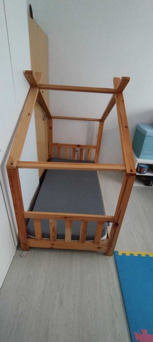 Cama criança formato de casa com colchão, resguardo e colcha
