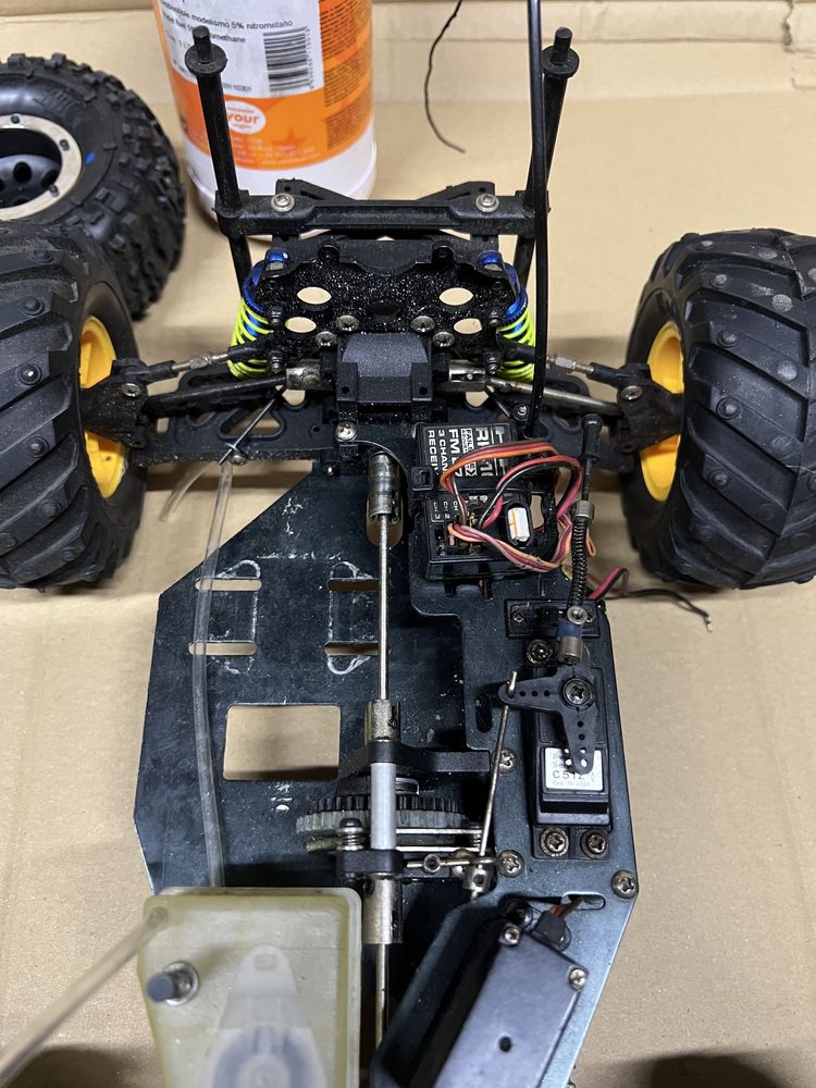 Zdalnie sterowane RC Nitro czesci, dwa podwozia