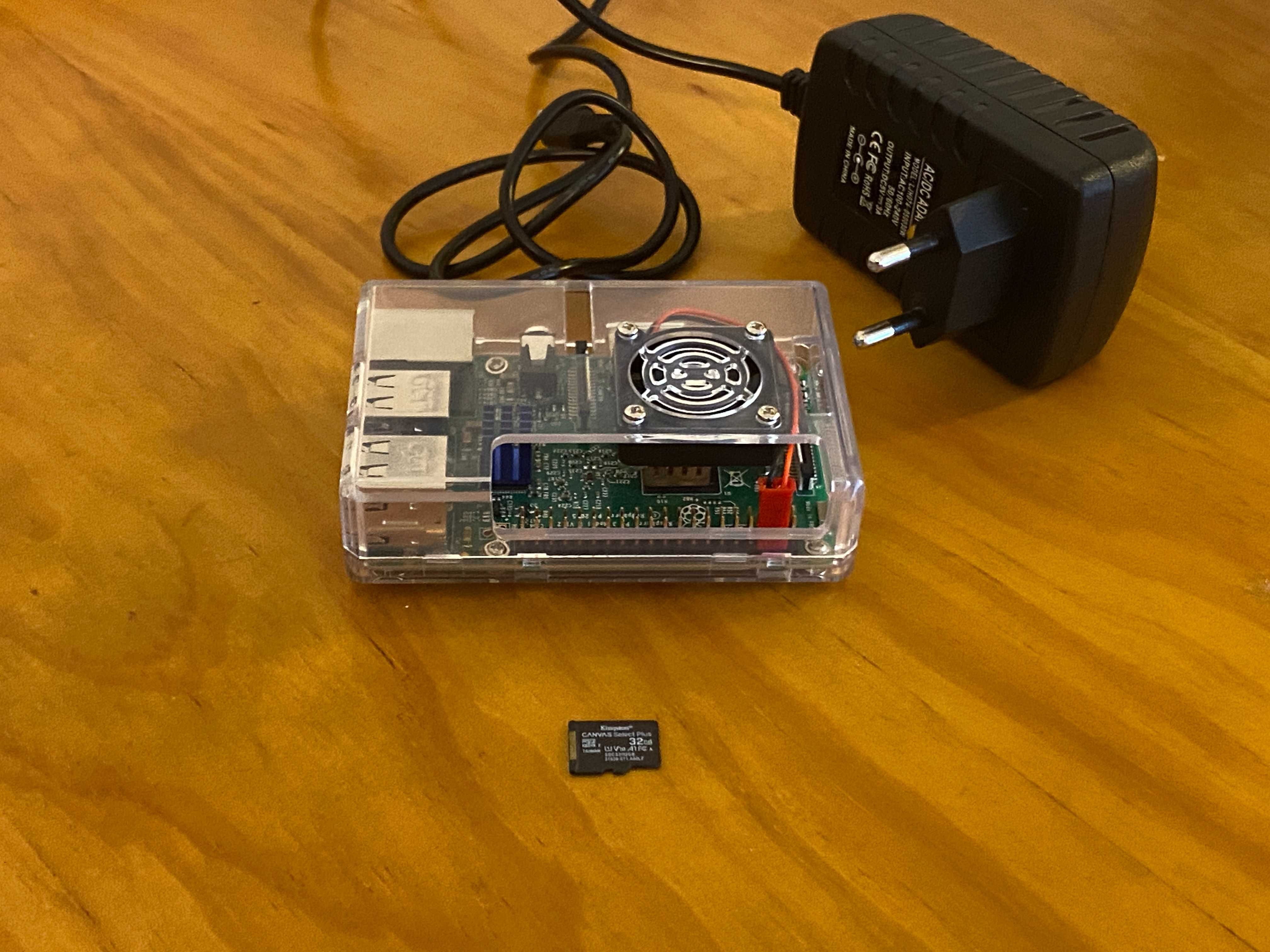 Raspberry Pi 3B com caixa, dissipadores, ventoínha, cartão de memória