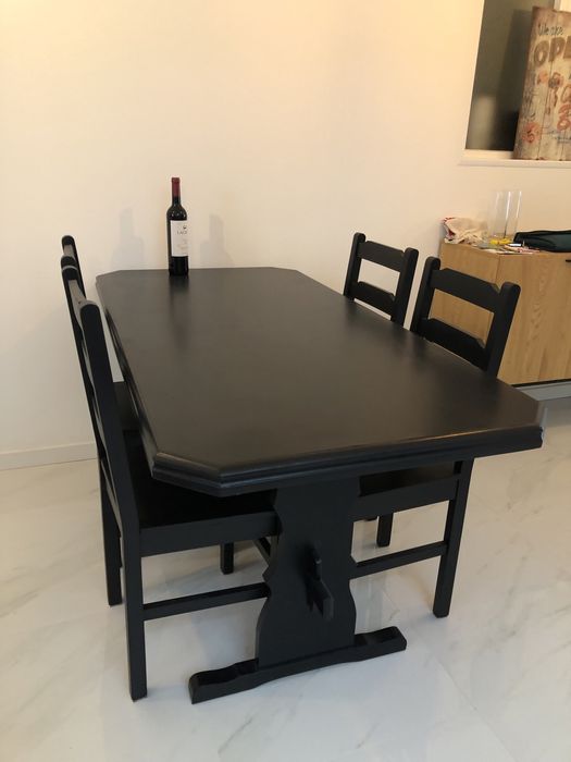 Mesa e cadeiras lacadas de preto mate