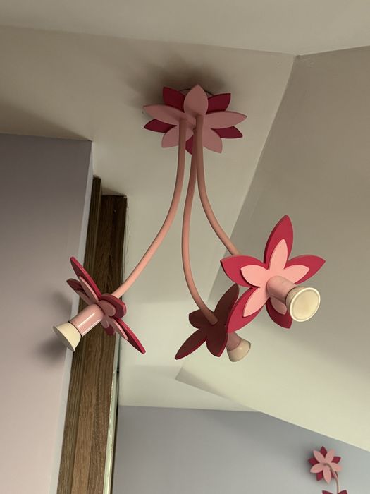 Żyrandol i kinkiet do pokoju dziewczynki