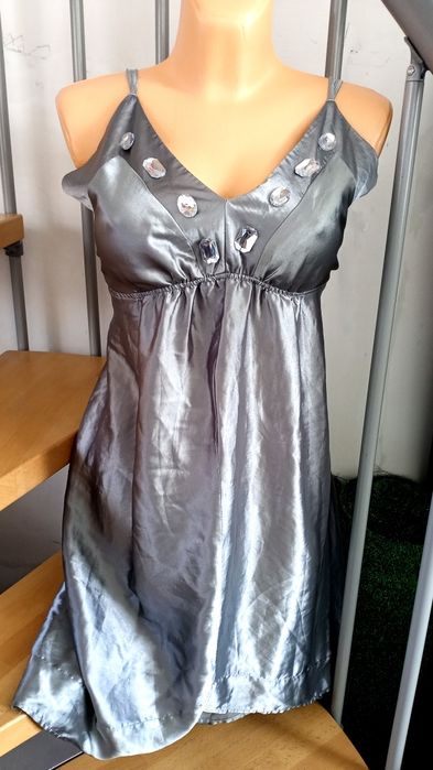 Sukienka na ramiączkach asymetryczna srebrna satynowa halka