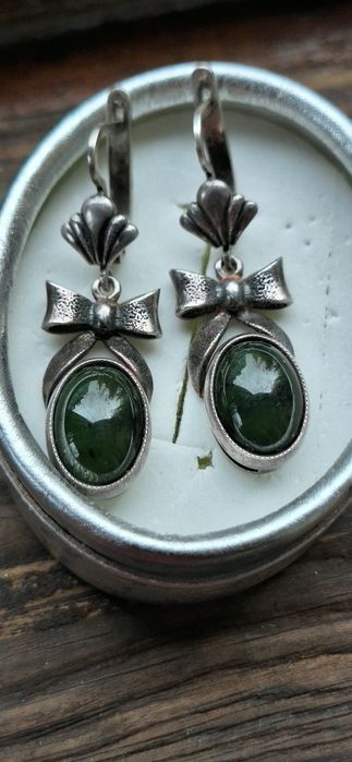 Продаю женские серебряные серьги с нефритом