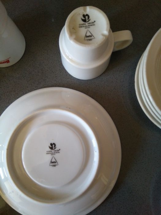 43 peças de chávenas e pires de café