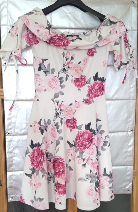 Sukienka w kwiaty rozmiar M Select