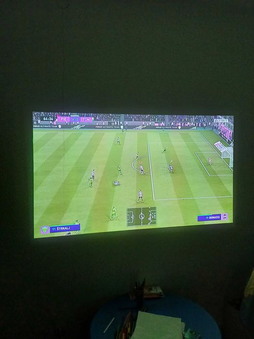 Almost new projector. Used very little, only for video games.64284292450818122