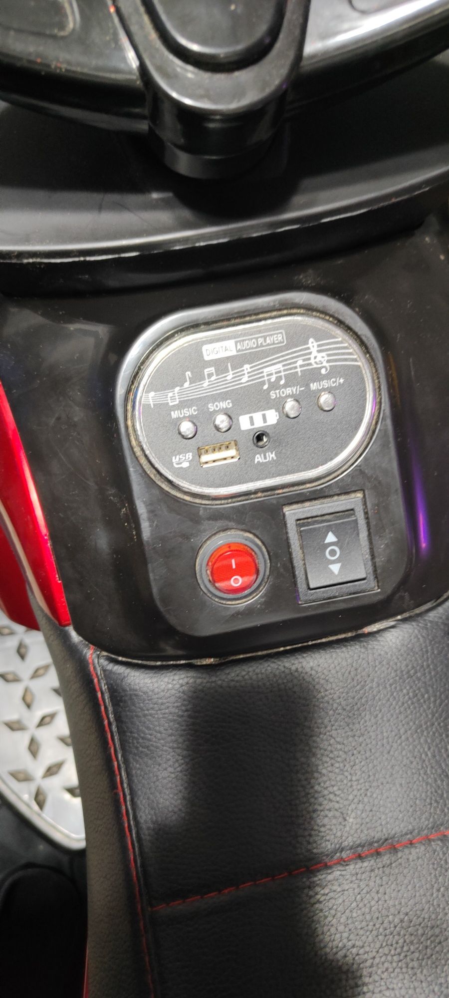 Jeździk elektryczny na ładowanie zasilaczem od 3 do 6 lat jak nowy
