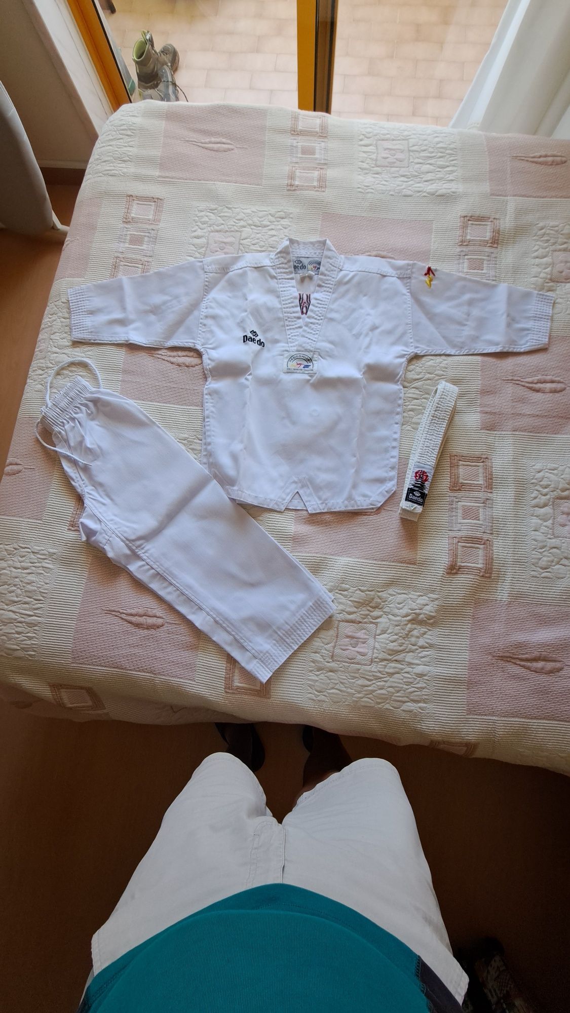 Dobok taekwondo com cinturão branco para criança