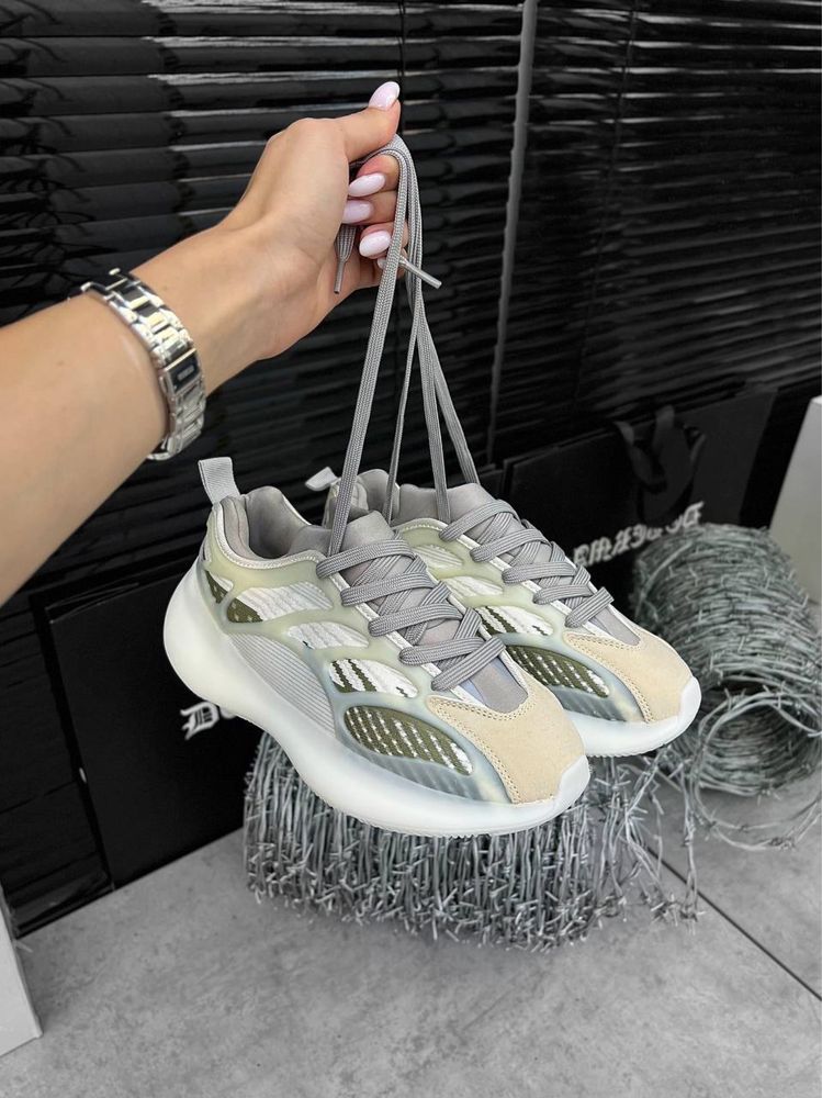 Adidas Yeezy boost 700 жіноче взуття , ізі бутс 700