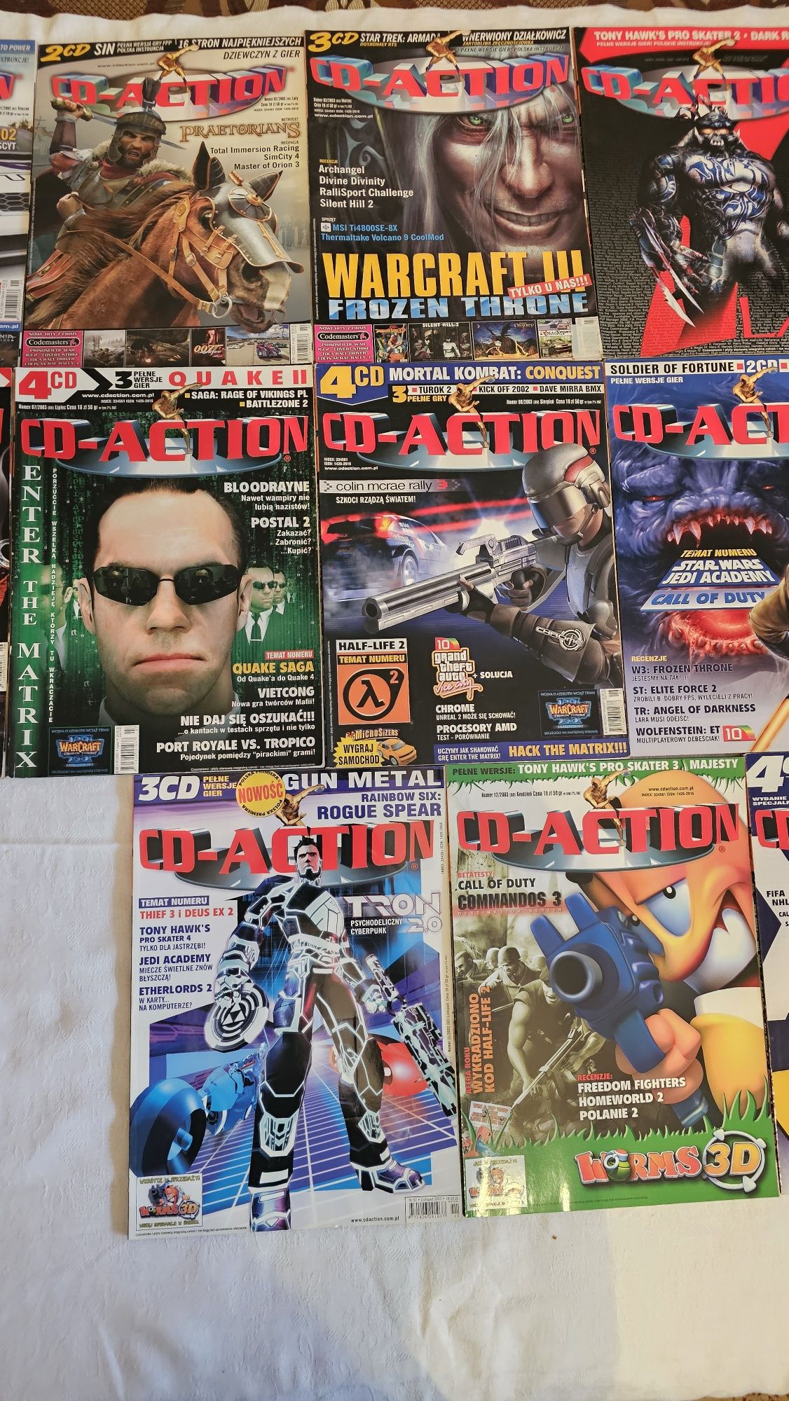 Sprzedam cały rocznik Cd-action z 2003 roku . 13 numerów .