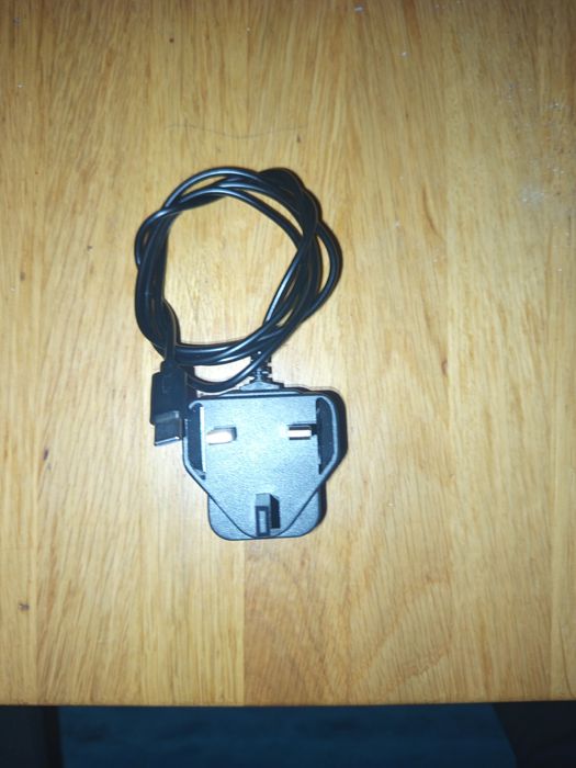 Ładowarka podróżna/zasilacz sieciowy.
Model: STC-A51-B.