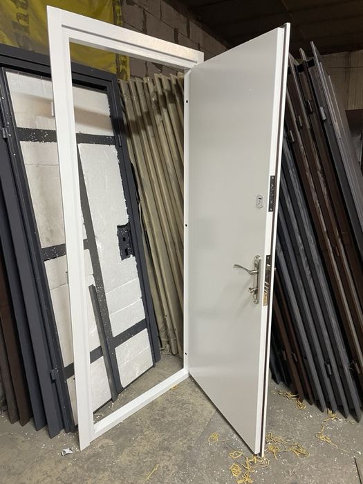 Металеві двері для складу, двері броньовані, двері з код замком