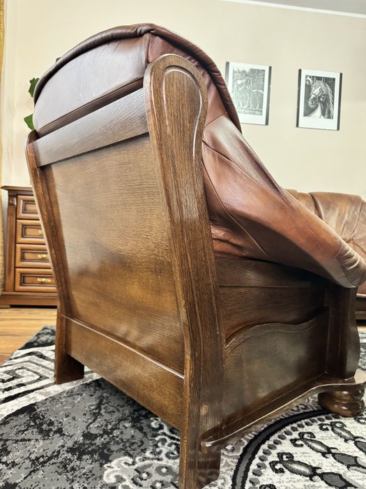 Zestaw wypoczynkowy skórzanych mebli na drewnianym stelarzu 3+2+1