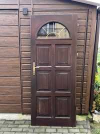 Drzwi zewnętrzne drewniane brązowe z szybą demontaż
