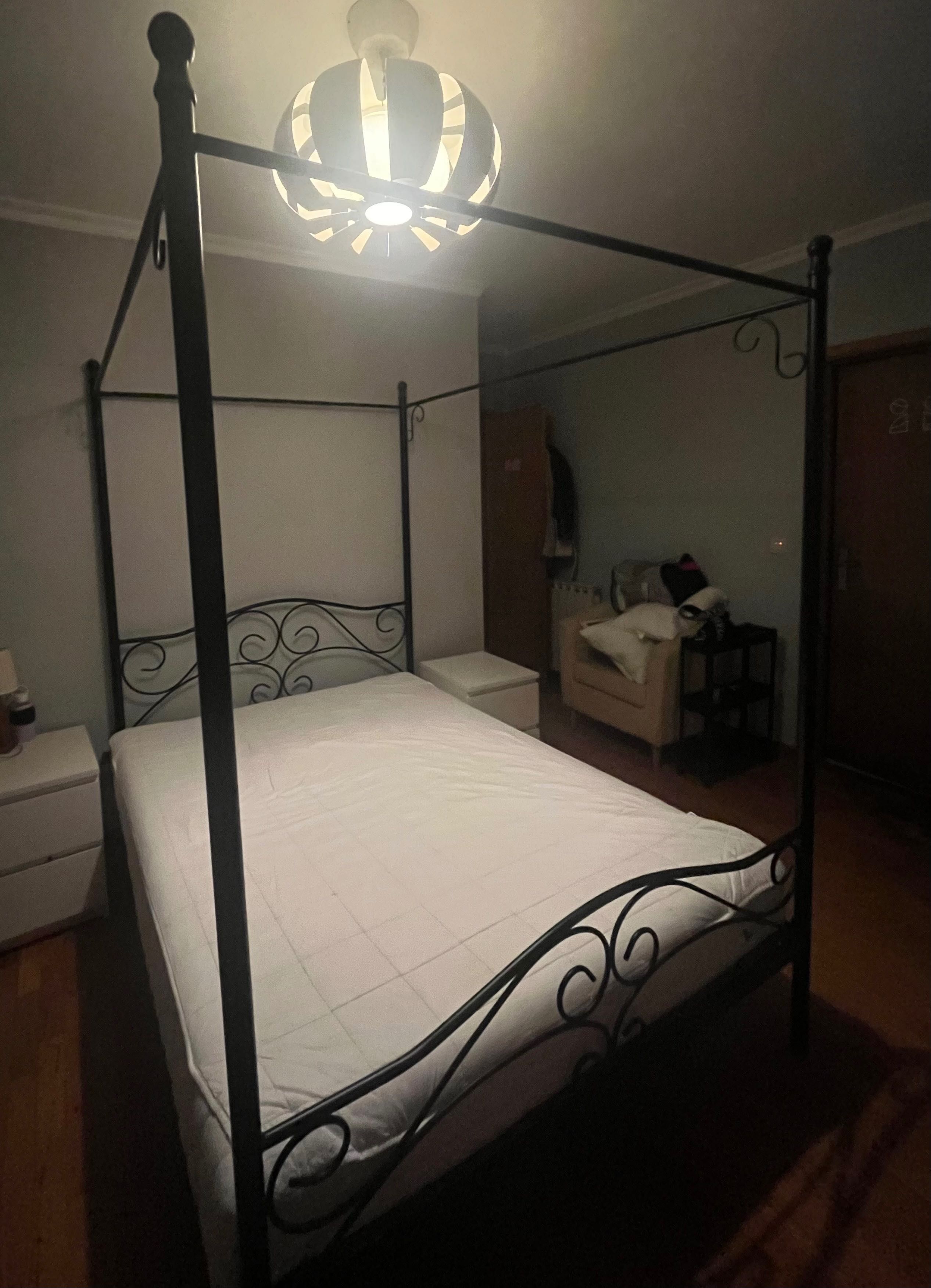 Cama com docel em perfeito estado
