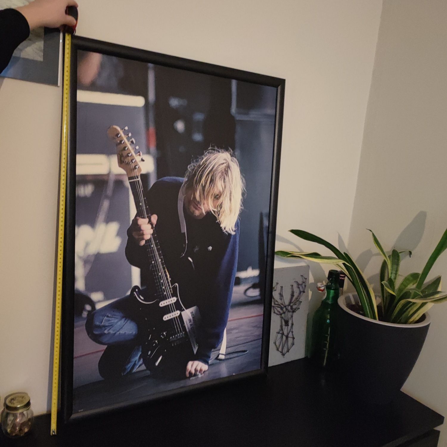 Obraz plakat Nirvana w ramce Kurt Cobain z gitarą