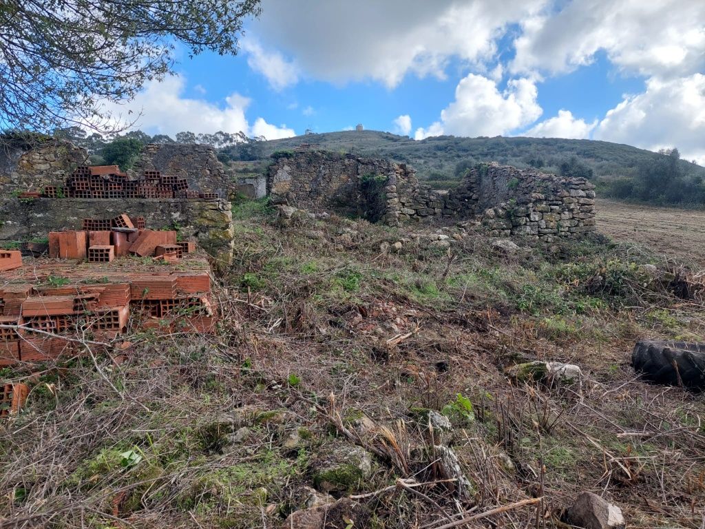 Terreno com casa em ruínas