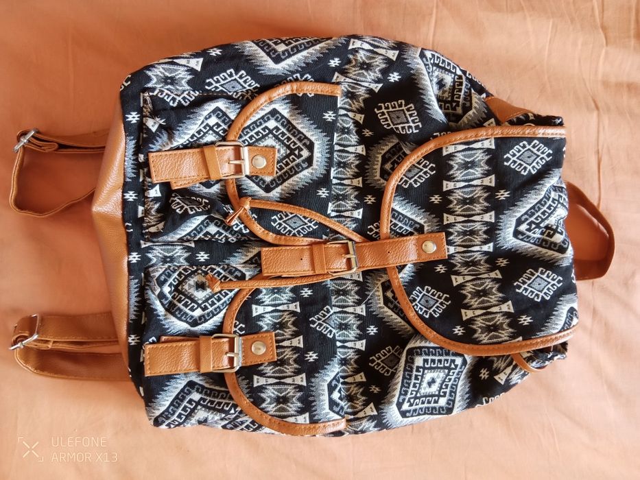 Mochila boho preto e branco