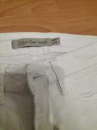 Białe spodnie jeansowe ck