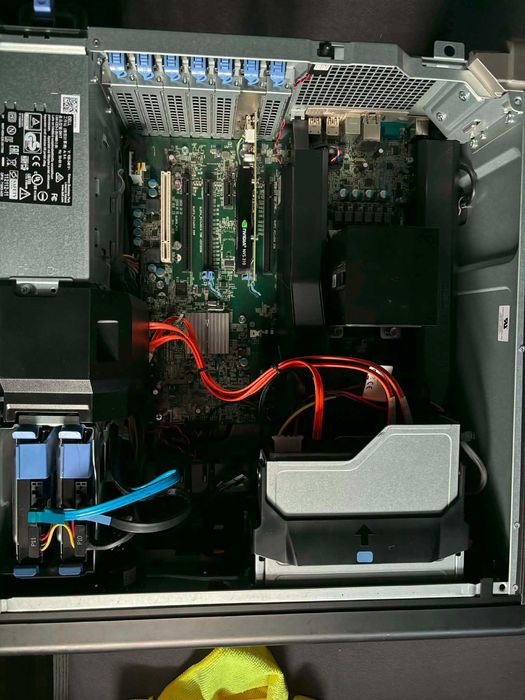 Dell t5810 24GB 2tb kieszeń na dyski 2,5" 685W