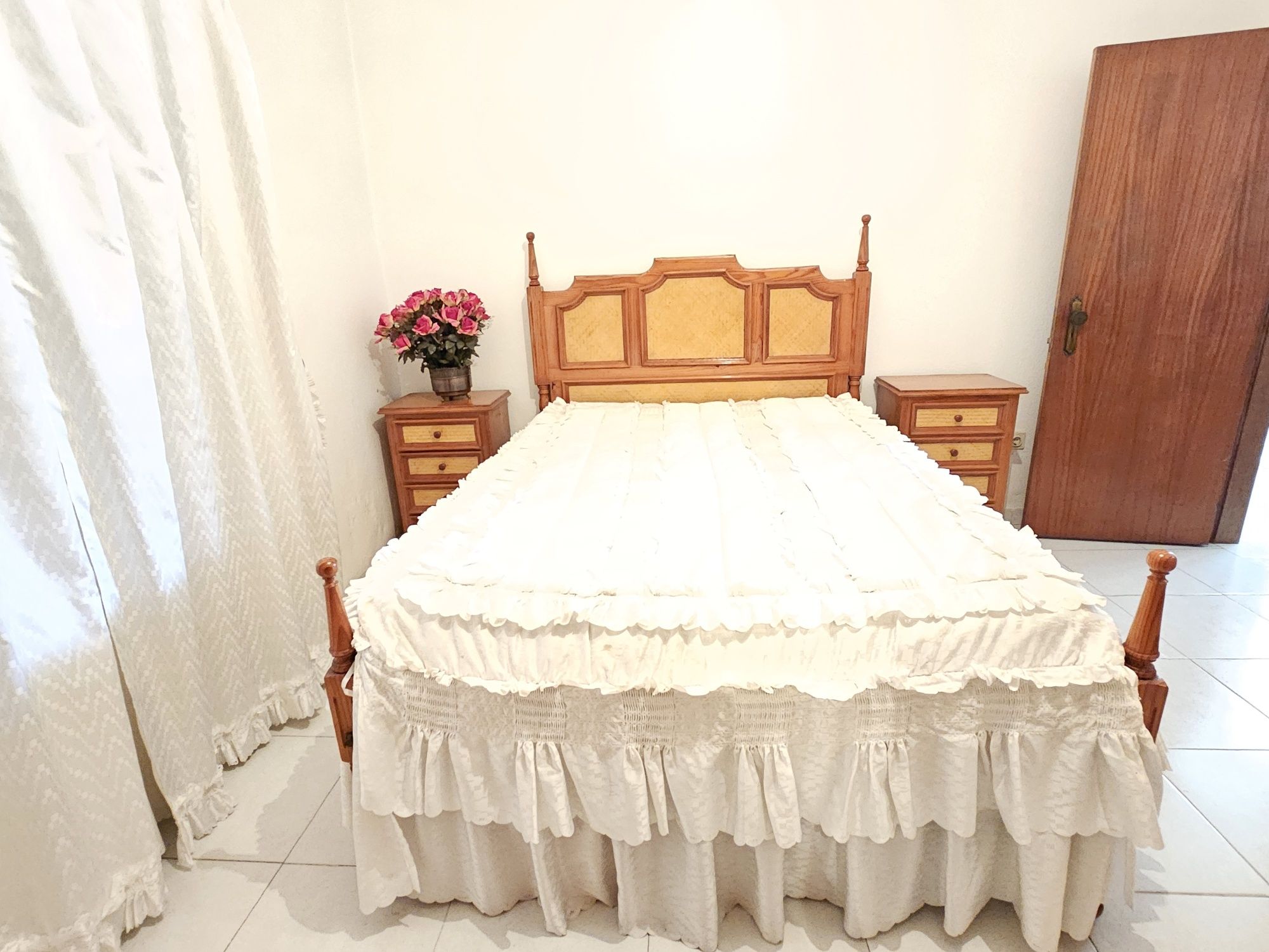 Conjunto de quarto clássico em madeira — cama, guarda fato ...